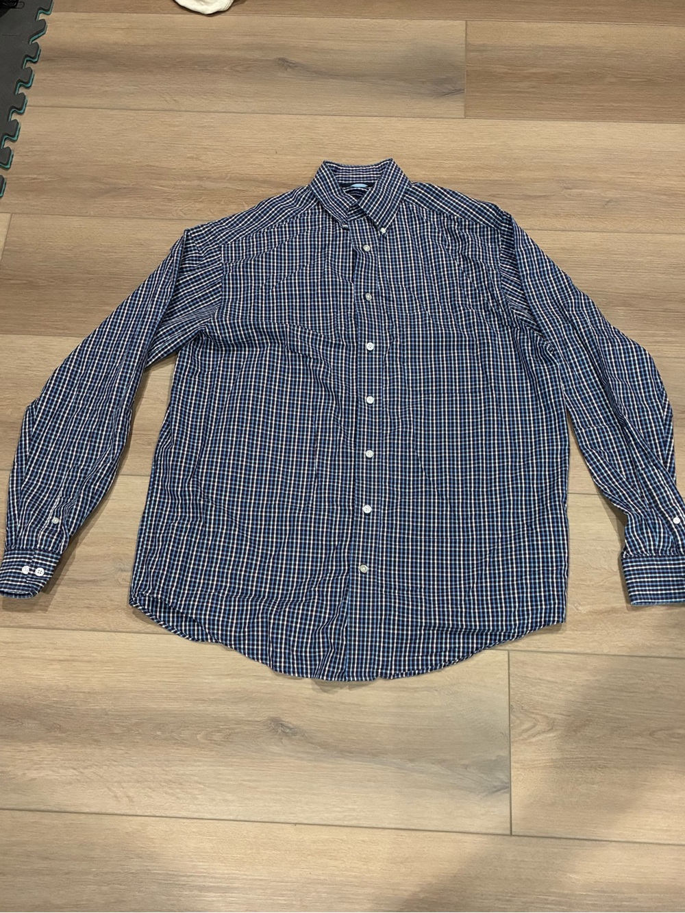 Roundtree & Yorke men’s button-down shirt in size LT.